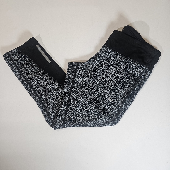 Nike Dri-Fit Athletic Leggings Womens Medium Black White Animal Print Yoga Pants - Picture 1 of 10